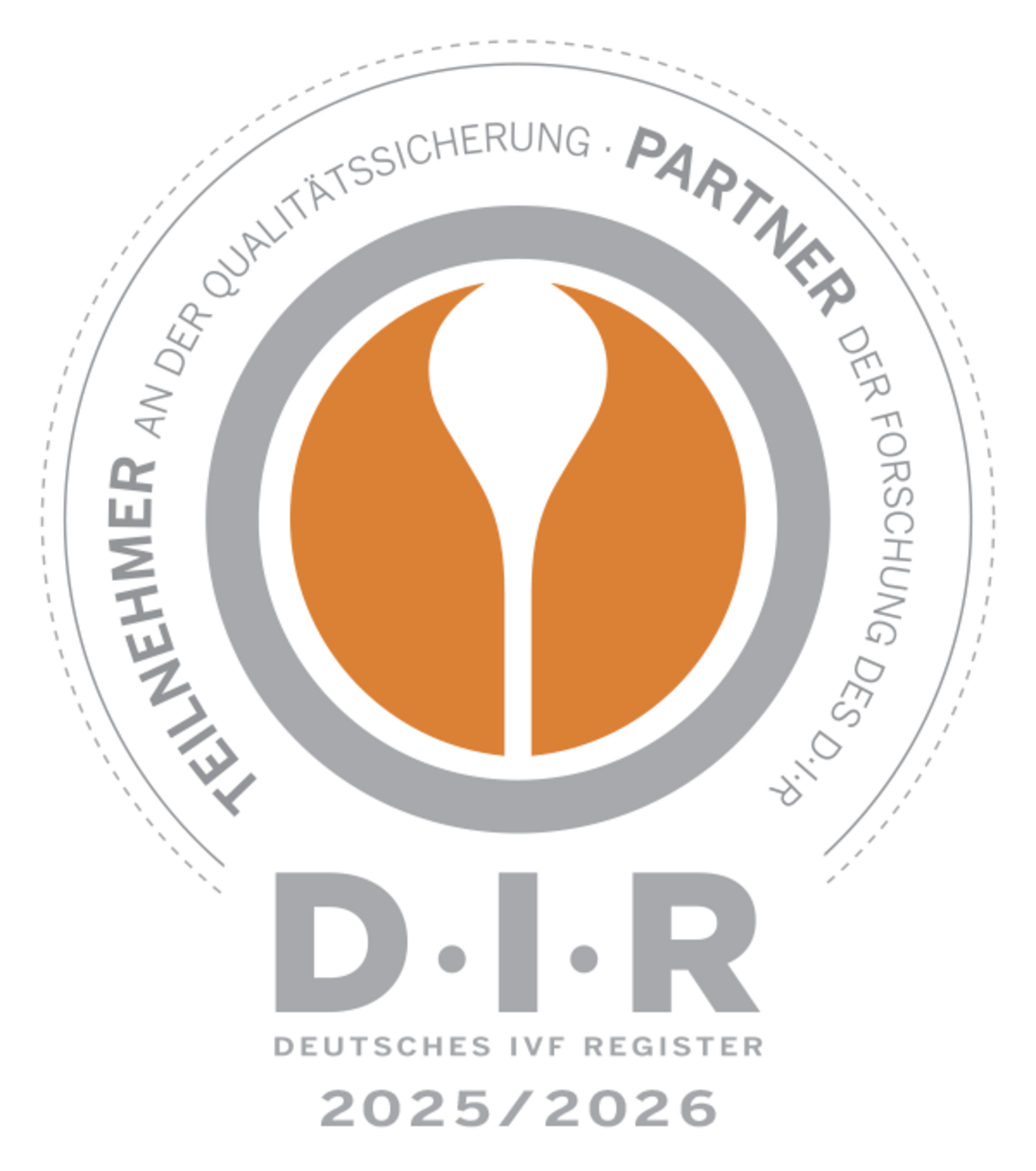 Ein rundes Abzeichen mit einem orangefarbenen und weißen abstrakten Muster in der Mitte. Der umlaufende Text lautet: TEILNEHMER AN DER QUALITÄTSSICHERUNG, PARTNER DER FORSCHUNG DES D-I-R." Darunter lautet der Text: D.I.R DEUTSCHES IVF REGISTER 2025/2026.